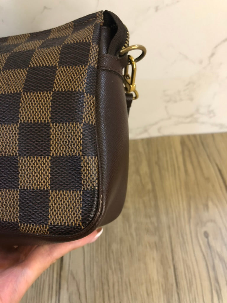 Louis Vuitton damier trousse square pochette