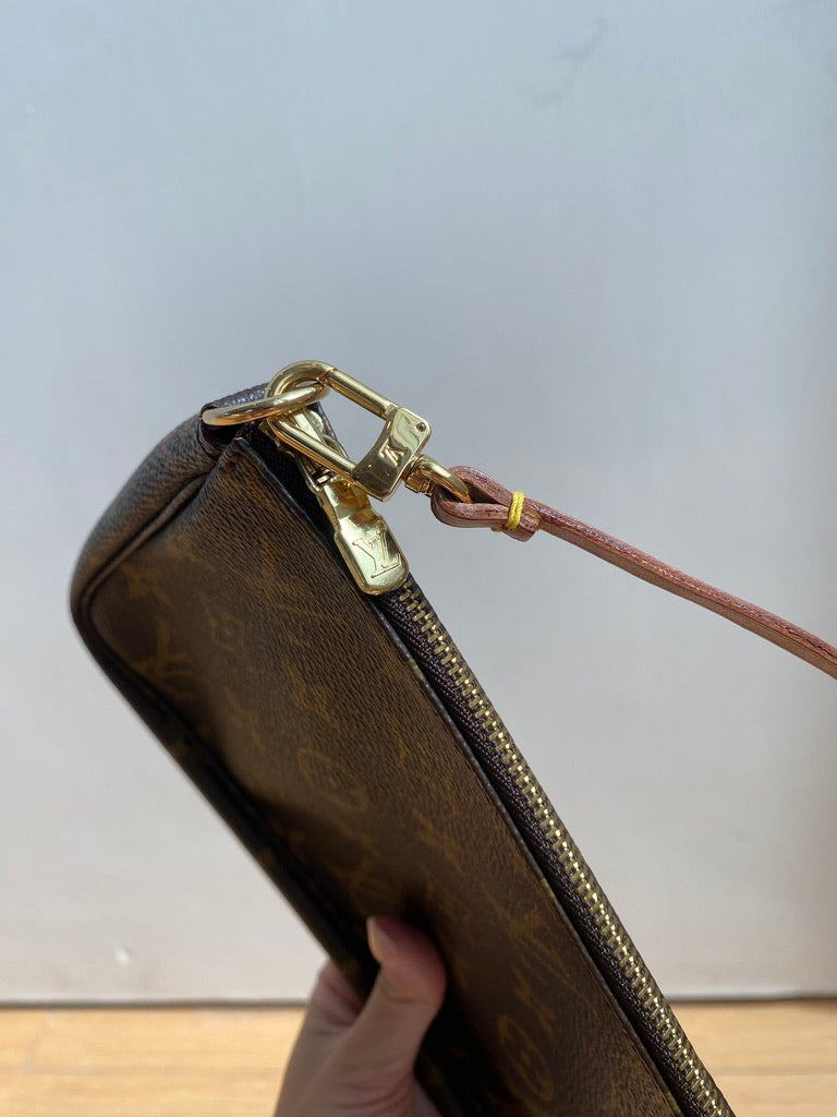 Louis Vuitton pochette