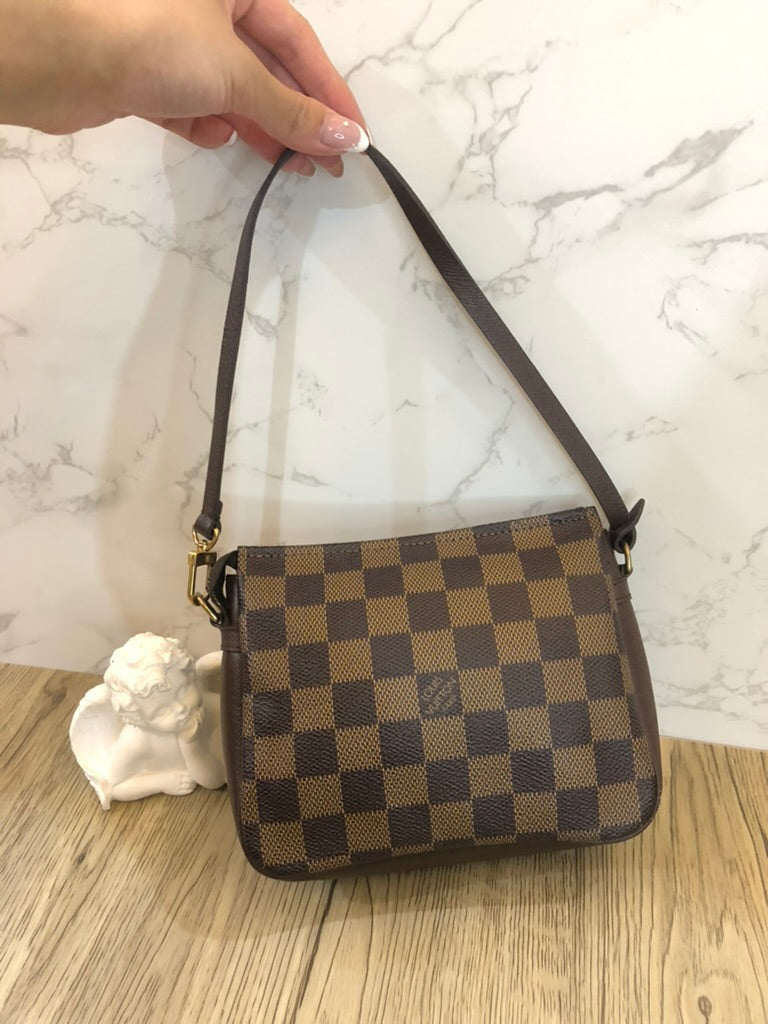 Louis Vuitton damier trousse square pochette